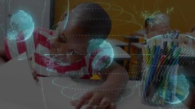 Erkek öğrenci kalem seçiyor ve kağıda yazı yazıyor, bu da öğrenme için kıvrılan animasyon kürelerine neden oluyor. Eğitim, yenilik, yaratıcılık, çocukluk, dijital, gelecek, işbirliği