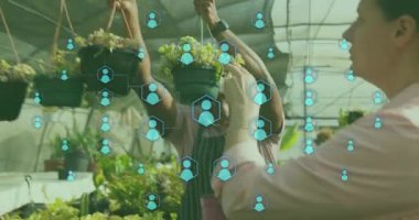 Üreticiler, tabletteki bitkileri seçerken mavi simgeyi gösteren sepetleri düzeltiyorlar. Bahçecilik, sürdürülebilir, yenilik, takım çalışması, kentsel tarım, botanik, büyüme