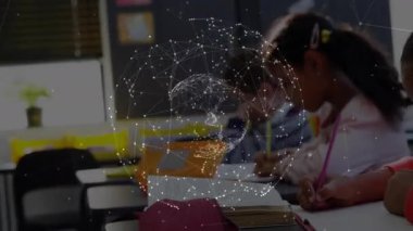 Sınıfta yazan üç öğrenci, bağlı öğrenmeyi gösteren dönen ağ dünyasını çalıştırıyor. Eğitim, işbirliği, teknoloji, yenilik, katılım, okur yazarlık, dijital