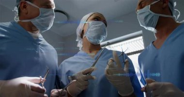 Operasyondan önce holografik veriler yoğunlaşırken, cerrah üçlüsü lambanın altında aletleri yükseltiyor. Tıbbi, işletme, görselleştirme, yenilik, takım çalışması, hassasiyet, klinik