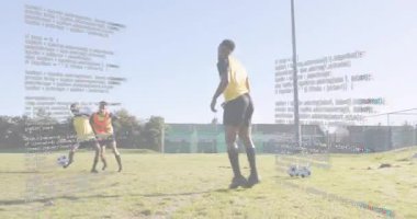 Atış uzmanı takım arkadaşlarına bakıyor, futbol taliminde topu ilerletmek için yukarıdan atıyorlar. Atletik, takım çalışması, antrenman, spor, açık hava, aktif, yarışma