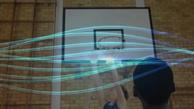 Koç, spor talimi sinyali veriyor. Animasyon yay kaplamalı Jumper 'ı alan çocuk. Takım arkadaşı topu alıyor. Atletizm, takım çalışması, eğitim, aktivite, motivasyon, gençlik, fitness