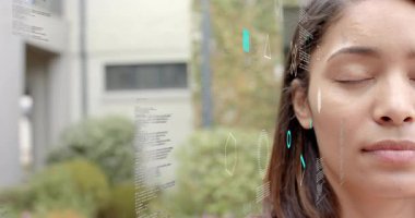 Avluda holografik teknik arayüzü keşfeden bir kadın. Gerçekleşiyor, yüzen kod görsellerini inceliyor. Gelecek, yenilik, teknoloji, veri, arayüz, arayüz tasarımı, dijital