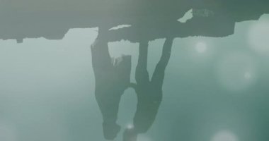 Çeşitli çiftlerin öpüşmeleri üzerine ışıldayan noktaların animasyonu. Yaşam tarzı ve boş zaman konsepti dijital olarak oluşturulmuş video.