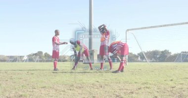 Isınma turlarında dört futbolcu, devre grafiklerinin oyun hazırlıklarıyla ısınmaya başlıyor. Atletik, takım çalışması, fitness, açık hava, canlı, motivasyon, spor