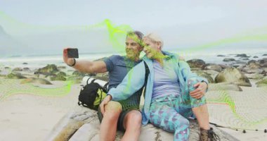 Telefonu indiren adam, kaydıran çift, yüzen küçük resimlerle sahildeki seyahat fotoğraflarını inceledikten sonra. Macera, keşif, eğlence, açık hava, dostluk, iyimserlik, sükunet.