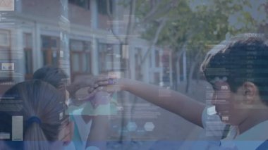 Açık havada oynayan beyaz öğrencilerin grafiklerinin ve verilerinin animasyonu. Okul, eğitim ve finans kavramı dijital olarak oluşturulmuş video.