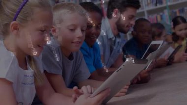 Çocuklar kütüphanede tabletleri tıkırdatırken ve araklarken öğretmenler eğitimi ikili kaplamayla yönlendiriyor. Dijital okur yazarlık, eğitim, gençlik, takım çalışması, teknoloji, yenilik, öğrenme ortamı