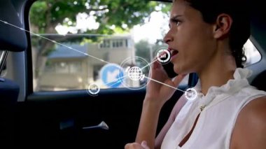 Arabada akıllı telefon kullanan Afroamerikalı bir kadının animasyonu. Bağlantılar, iletişim ve teknoloji konsepti dijital olarak oluşturulmuş video.