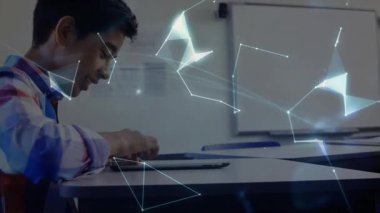 Genç çocuk tablet ekranı tıklatıyor ve sınıf eğitimi için holografik veri küresi üretiyor. Gelecekçi, yenilikçi, eğitim, teknoloji, hologram, veri görselleştirme, dijital