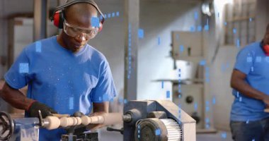 Ahşap torna üzerine boş monte ahşap işçisi, akıl hocası geri bildirim sunarak gelirken Milli şekillendirme. Zanaatkarlık, akıl hocalığı, el yapımı, işçilik, endüstriyel, iç mekan, ilham verici.