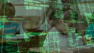 Sınıfta dijital öğrenmeyi gösteren yeşil kod olarak kağıtlar yazan çocuklar. Eğitim, teknoloji, yenilik, fütüristik, işbirliği, odaklanma, öğrenme