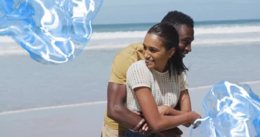 Sahilde soldan gelen mavi su şekillerine tepki veren çiftlere sarılmak seyahati teşvik ediyor. Romantizm, dinginlik, ahenk, akıcılık, sükunet, bağlantı, rahatlık