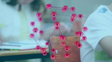 kız düşünme ve sınıfta çizim yapmak için şeffaf ağ kaplamalı kalem seçiyor. Teknoloji, yaratıcılık, eğitim, yenilik, iletişim, konsantrasyon, tasarım