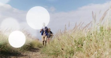 Fitness yürüyüşçüleri patikaya giriyor, iniyor, adam ekranın dışını işaret ediyor, alevler savruluyor. Macera, keşif, açık hava, doğa, yürüyüş, manzara, seyahat