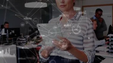 Kadın tablet kaldırıyor ve verileri gözden geçirirken ekran etkinleştiriyor. Teknoloji, işbirliği, yenilik, analitik, iletişim, dijital, çalışma alanı