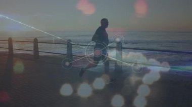 Gezinti güvertesinde koşan Kafkasyalı kıdemli bir adamın bağlantı ağının animasyonu. Spor, fitness, aktif yaşam tarzı ve bağlantı konsepti dijital olarak oluşturulmuş video.