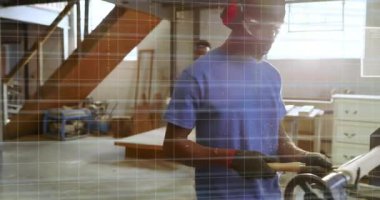 Ana marangozluk operatörü torna etkinleştirme verisine boş getiriyor ve kesin kesim kılavuzunu örtüyor. Sanatçılık, marangozluk, kesinlik, sanayi, yenilik, süreç, beceri