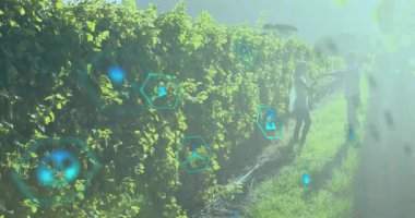 Telli ışıklar ve Noel süslemeleri üzerine sarı renkli mutlu yazılar. Din ve inanç kavramı dijital olarak oluşturulmuş video.