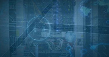 Bilgisayar sunucusuna karşı dijital arayüzde bilgi işleme animasyonu. Dijital bileşik, yapay zeka, iletişim, bulut hesaplama, teknoloji.