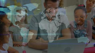 Öğretmen öğrencilere dizüstü bilgisayarda rehberlik ederken eğitim dünyası haritasında parlayan ağ rotalarını gösteriyor. Eğitim, işbirliği, teknoloji, bağlantı, öğrenme, yenilik, sınıf