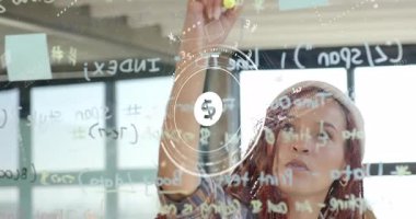 Duvara yaklaşan baş geliştirici kod yazarı dizüstü bilgisayarın bilgi şemasını bütçe için işaret ediyor. İşbirliği, yenilik, beyin fırtınası, modernlik, takım çalışması, üretkenlik, dijital