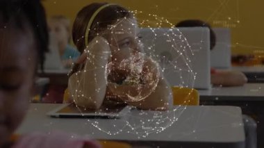 Öğretmen kulaklık öğrencisine eğitim sırasında tabletin üzerinde titreşimli şebeke izletiyor. Teknoloji, yenilik, eğitim, dijital, sınıf, işbirliği, fütürist