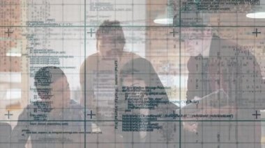 Dört meslektaş dizüstü bilgisayar kodunu işaret ederek öne eğiliyor ve yazılım kodu incelemesini başlatıyor. İşbirliği, takım çalışması, yenilik, teknoloji, çalışma alanı, programlama, profesyonel