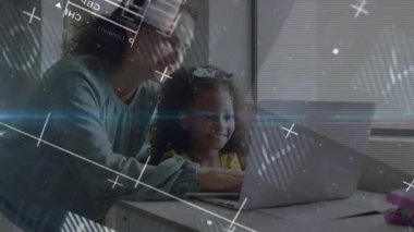 Annesi sınav başarısı için imleci yönlendirirken kız dizüstü bilgisayarında eğitim uygulaması açıyor. Öğrenme, akıl hocalığı, işbirliği, aile, teknoloji, odaklanma, güçlendirme