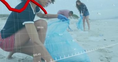 Kumsalı temizleyen çeşitli gönüllülerin veri işleme animasyonları. Küresel ekoloji ve dijital arayüz kavramı dijital olarak oluşturulmuş video.