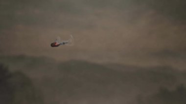 Bej arka planda dağların üzerinden duman animasyonu. Işık, şablon ve hareket konsepti dijital olarak oluşturulmuş video.