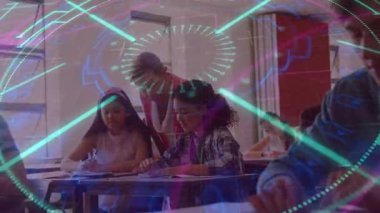 Sınıfta hoca iki kıza rehberlik ederken holografik arayüz titreşiyor. Eğitim, teknoloji, dijital, öğrenim, sınıf, eğitim, gençlik