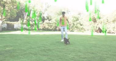 Adam arka bahçeye çıkıp köpek yavrusunu çalıştırmak için çiğneme oyuncağı alıyor. Düşen ikili kaplama teknolojisini gösteriyor. Açık hava, eğlence, arkadaşlık, eğlence, doğa, rahatlama, dijital