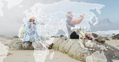 Kıyıdaki çift yürüyüş yapıyor ve sahili çekiyorlar. Animasyon haritası eşliğinde seyahat ediyorlar. Macera, keşif, manzara, açık hava, sükunet, bağlantı, keşif