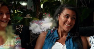 Kanepede gülümseyen arkadaşlar matematik çalışmalarına başlarken formüller maddeleşiyor ve duman yayılıyor. İşbirliği, yaratıcılık, modern, dinlenme odası, farkındalık, sosyal, beyin fırtınası