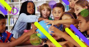 Çocuklar kütüphanede mavi küreye uzanıyorlar, dünyayı döndürüyorlar ve kıtaları birlikte keşfediyorlar. Çeşitlilik, işbirliği, eğitim, gençlik, öğrenme, keşif, takım çalışması