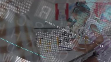 Veri grafikleri laboratuvar tezgahının üzerindeyken göz merceğinin altına kaydırma ve odaklamayı ayarlayan kız. Bilim insanları, eğitim, yenilik, keşif, işbirliği, teknoloji, keşif