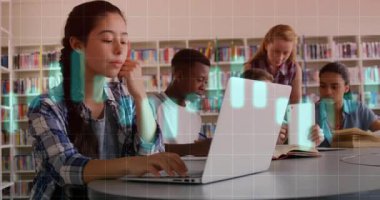 Ergen kız, kütüphanede öğrenciler proje üzerinde çalışırken veri yükleme başlatan bir dizüstü bilgisayar açıyor. İşbirliği, eğitim, teknoloji, takım çalışması, öğrenme, yenilik, öğrenim