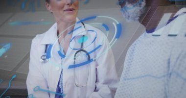 Doktorun klinikteki mavi holografik arayüze erişimi hayati değerleri gözden geçirip hastaya güven veriyor. Tıbbi, teknoloji, sağlık, yenilik, teşhis, klinik, profesyonel
