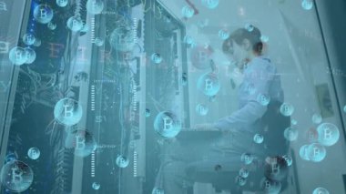 Kopuk odada dizüstü bilgisayar kullanan beyaz kadın mühendis üzerinde birden fazla bitcoin sembolünün animasyonu. Kripto para birimi ve iş veri depolama teknolojisi kavramı