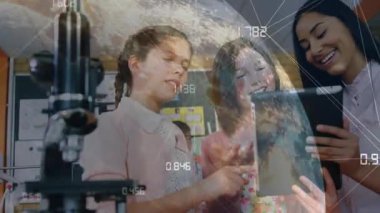 Laboratuvar öğrencileri öğrenirken mikroskoptan tableti araklamaya başladılar. Eğitim, takım çalışması, yenilik, teknoloji, keşif, sınıf, nörobilim