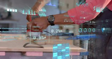 Zımpara makinesini kapan zanaatkar ahşap kaplama işi için tahta üzerinde pürüzsüzleştirme işlemini başlatıyor. Sanatçı, marangozluk, atölye, aletler, donanım, işçilik, zanaat