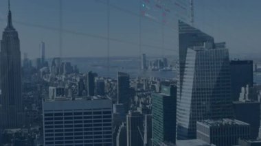 Empire State Binası 'nın havadan görünüşü üzerinden ticaret panosu ve grafiğinin animasyonu. Dijital bileşik, çoklu pozlama, borsa, yatırım, finans, şehir manzarası, gökdelenler, teknoloji.