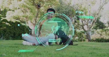 Adam bahçedeki köpekleri kepçeleyip kucaklarken dairesel HUD ile AR hayvan sağlığı takibini başlatıyor. Evcil hayvanlar, arkadaşlık, açık hava, teknoloji, doğa, rahatlama, refah