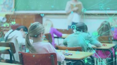 Öğretmen duraklıyor, tahtada soru soruyor, öğrenciler ağ simgeleri arasında el kaldırıyor. Sınıf arkadaşları, eğitim, sınıf, dijital öğrenme, işbirliği, takım çalışması, bilgi