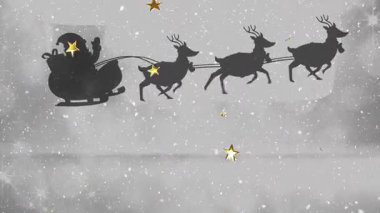 Noel Baba 'nın üzerine ren geyiğiyle birlikte kızakla düşen karların canlandırması. Noel şenliği ve kutlama konsepti.