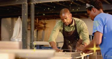 Marangozluk eğitmeni stajyer yerleştirme tahtası işaretleme ve hizalama testere, odun kesme. İşçilik, akıl hocalığı, eğitim, atölye, el işi, ahşap işçiliği, doğa