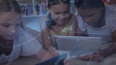 Eğitim için dijital kaplamalar başlatan tabletlere tıklayan kızlar oğlanlar sohbete kayarken. İşbirliği, yenilik, çocuklar, teknoloji, öğrenme, oyuncu, etkileşim