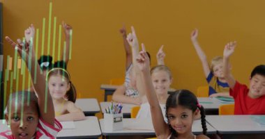 Çocuklar el kaldırıyor yeşil sınıf parmaklıklarını parafin ören kızla kuruyor. Eğitim, öğrenim, sınıf, dijital, etkileşim, takım çalışması, gençlik