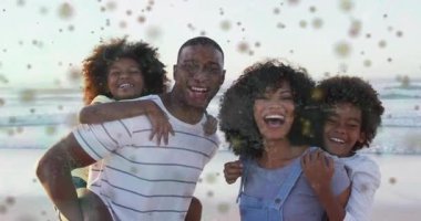 Ailenin ayakta duran plaj kıvılcımları aile içinde sürüklenirken sıkılaşan, seyahat reklamlarını yakalıyor. Aile, birliktelik, deniz kenarı, neşe, bağ, açık hava, yaşam tarzı